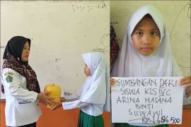 Seorang siswi sumbangkan seluruh tabungannya untuk Palestina