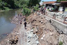 Pemkot Mataram pasang bronjong antisipasi longsor di DAS Jangkuk