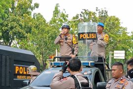 Polisi bubarkan unjuk rasa buruh di depan Balai Kota DKI