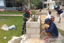 TNI bersama warga gotong royong lakukan penataan desa di Maluku Tengah