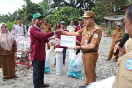 Pemkab Merangin beri alat dan benih pertanian bagi kelompok tani