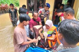 Satpolairud Polres Aceh Barat evakuasi ibu dan bayi dari lokasi banjir