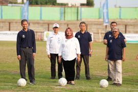 Bupati Sleman melakukan "kick off" Liga Sepak Bola Istimewa DPMPTSP DIY