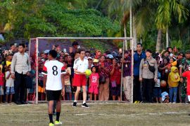 Presiden Joko Widodo main bola bersama pelajar Biak
