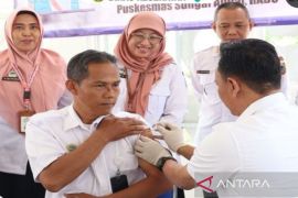 Ribuan tenaga kesehatan di Banjarmasin divaksin Hepatitis B