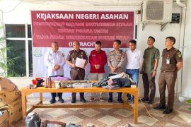 Kejari Asahan musnahkan barang bukti dari 53 perkara