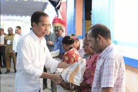 President Widodo provides food aid in Papua's Biak Numfor