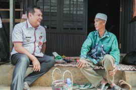 Wali Kota Aditya serahkan ribuan paket sembako bagi lansia dan balita