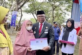Pemda Mubar serahkan bantuan Rp25 juta untuk korban kebakaran dan puting beliung