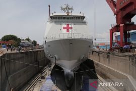 KRI dr Radjiman Wedyodiningrat-992 dicat putih untuk misi kemanusiaan