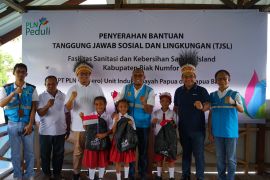 PT PLN salurkan bantuan sanitasi fasilitas umum di Sapomi Island Biak