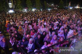 Lautan manusia padati malam penutupan Pameran Pembangunan Tapsel yang dihadiri Dolly Pasaribu