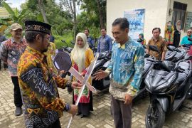 Pj Bupati HSU serahkan 20 unit motor kepada penyuluh pertanian