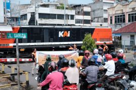 KAI Palembang ajak masyarakat disiplin berkendara di perlintasan KA