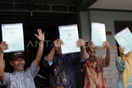 Menteri ATR/BPN serahkan sertifikat tanah korban lumpur lapindo Page 1 Small