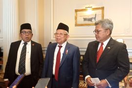 VP Amin discusses strengthening of bilateral relations with Greek FM