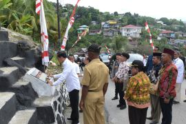 President Jokowi signs Pancasila Monument inscription in Fakfak
