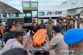 Jenazah anggota Brimob yang ditembak KKB tiba di Kupang