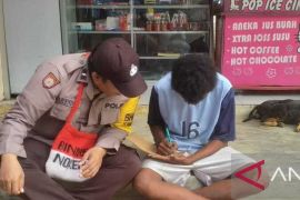 Bhabinkamtibmas Polres Jayapura ajar remaja OAP membaca tulis