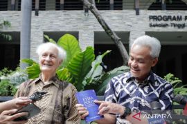 Ganjar Pranowo dapat dua buku karya Romo Magnis