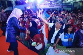 Gubernur Khofifah serahkan tali asih kepada ribuan pilar sosial se-Madura