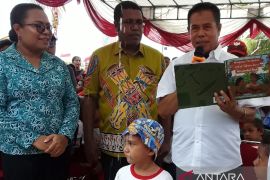 Penjabat Gubernur Papua Ridwan kenalkan buku bahasa Biak di STC 2023