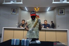 KPK tahan lima orang tersangka suap proyek pengadaan jalan di Kaltim