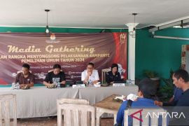 KPU Jembrana awasi pemasangan alat peraga kampanye