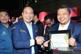 Bupati Tapsel Dolly Pasaribu dianugerahi Satyalancana Aditya Karya Mahatva Yodha