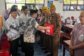 Kolaborasi penggiat sosial dan pemda peringati Hari Guru di Asahan, bagikan 400 sembako