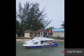 Kejari serahkan "glass bottom boat" dukung sektor kepariwisataan