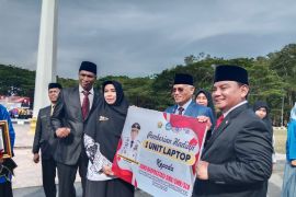 Gubernur Sultra beri penghargaan ratusan guru dan siswa di HGN