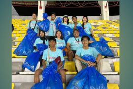 Bersama Gadis Kresek, by.U aksi bersih-bersih sampah di laga bola dunia