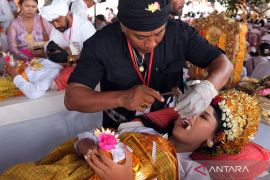Ritual Potong Gigi massal di Bali
