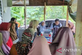 PkM Unand memanfaatkan prospek jamur tiram jadi mie di KWT Limau Manis Sejahtera