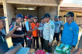 Pj Bupati Abdya bantu warga Trumon yang terkena banjir bandang