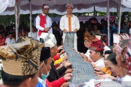 Pengukuhan Gibran sebagai warga suku Toraja Page 1 Small