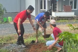 Legislator Banjarbaru bagikan bibit pohon dan mesin pemotong rumput
