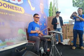 Edi Kamtono bermain drum hibur ASN pada fun walk HUT ke-52 Korpri
