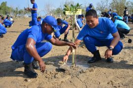 Ditpolair Polda NTT tanam mangrove di kawasan wisata pantai Oesapa