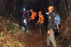 Tim SAR gabungan evakuasi seorang pendaki Gunung Tampusu di Tomohon alami cedera kaki