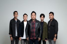 Senja Djingga rilis lagu perdana berjudul "Baju Merah"