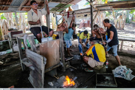 Pandai besi tradisional di Tidore Kepulauan Page 1 Small