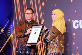 Gubernur Khofifah terima dua penghargaan MURI