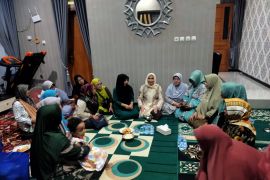 Caleg PAN Hanik Rofiqoh silaturahim bareng majelis taklim ibu-ibu di Lumajang