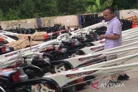 Pemkab Sampang bantu petani alat mesin pertanian