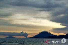 Gunung Anak Krakatau meletus sembilan kali pada Selasa