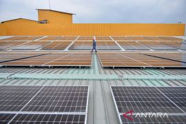 PLTS di atap pusat perbelanjaan