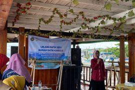 Dekranasda Pontianak beri fasilitas penjualan produk UMKM perajin batik