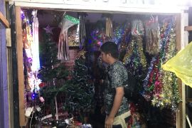 Pernak-pernik  natal mulai ramai dibeli warga di Ambon
